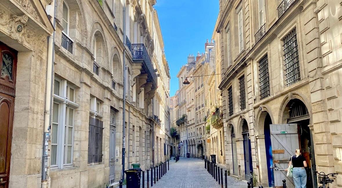 La rue Ausone dans le quartier historique Saint-Pierre de Bordeaux, à 100 m du Pont de Pierre et de la Porte Cailhau, proche de la Place de la Bourse.