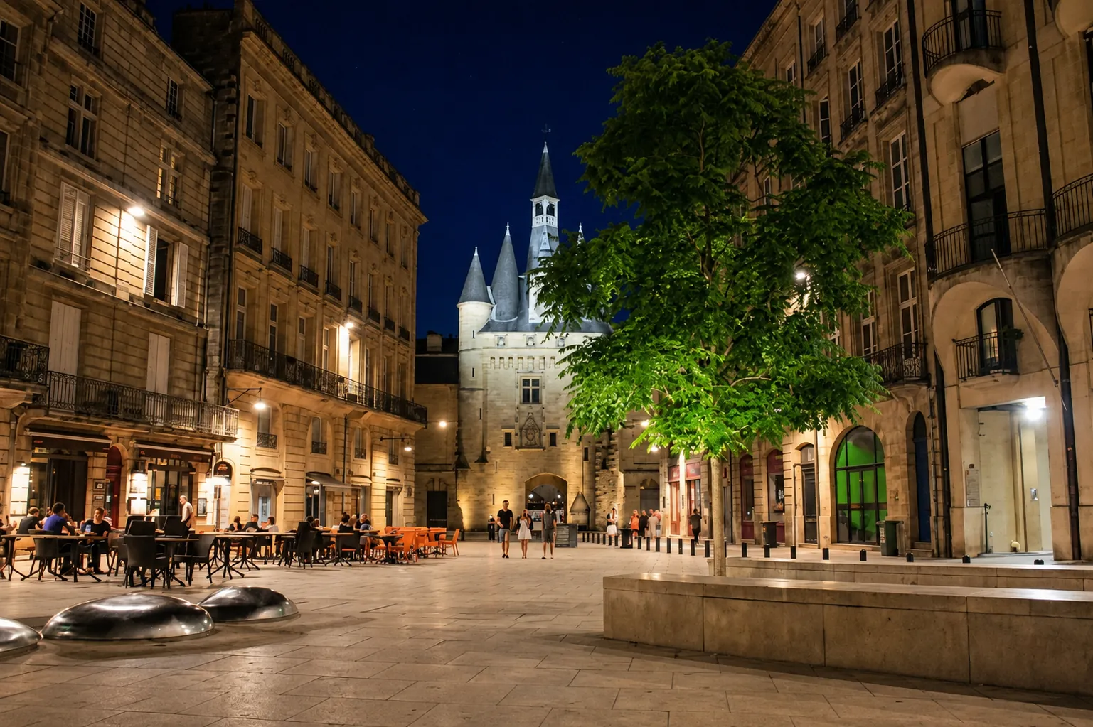 Porte Cailhau et place du Palais illuminées la nuit — que faire à Bordeaux le temps d'un week-end